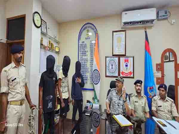 Three criminals who robbed bike and mobile arrested