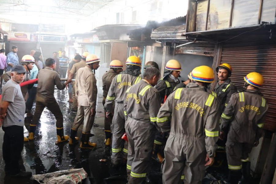 Breaking news: Lucknow: Fire breaks out in Aminabad’s Ghattajhala market