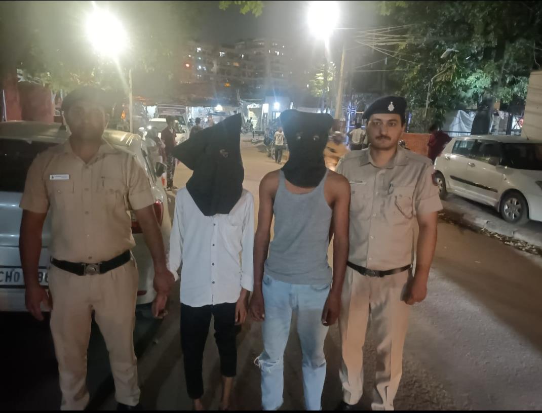 Four including two teenagers arrested for snatching