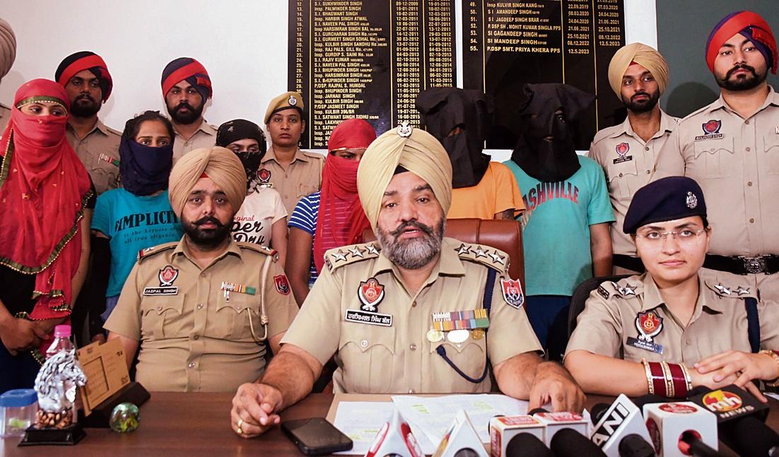 4 including 6 girls arrested with heroin