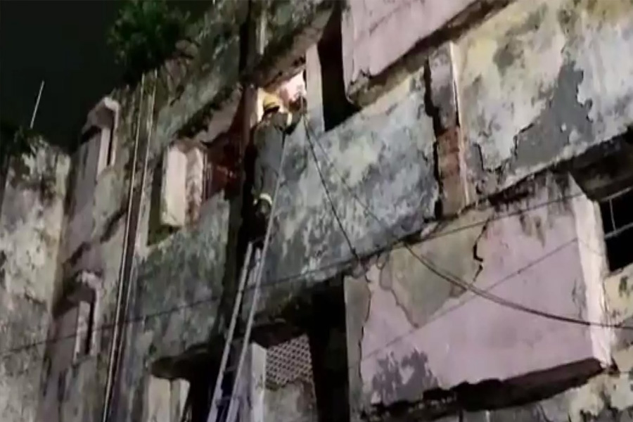 Government building collapses near VIP guest house, see VIDEO