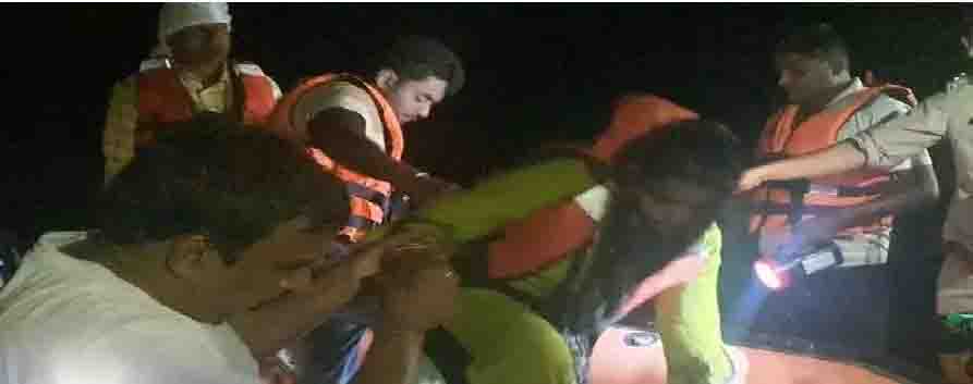 Boat stuck in the river due to storm, sailors wisely saved the lives of 14 tourists