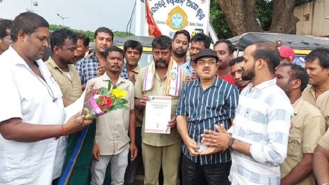 Auto rickshaw driver shows humanity, returns bag containing gold jewellery worth Rs 10 lakh in Odisha