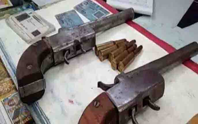 Youth caught with country katta in railway station