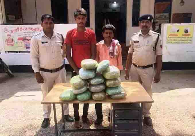 Smugglers were standing waiting for the bus, caught with 3 lakh ganja