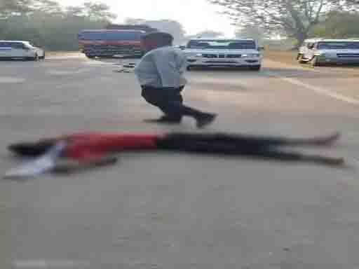 Drunken fell from pickup, died in the middle of the road