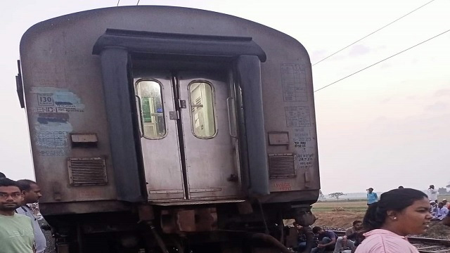 Superfast Express train’s engine gets detached, Runs without coaches in Odisha