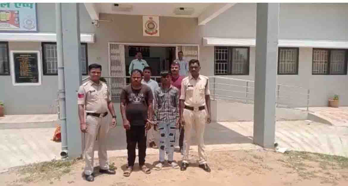 Mobile thief in weekly market, police put two vicious people in lockup