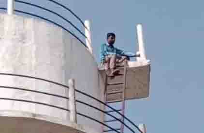 A young man in love did a high voltage drama, water entered the tank