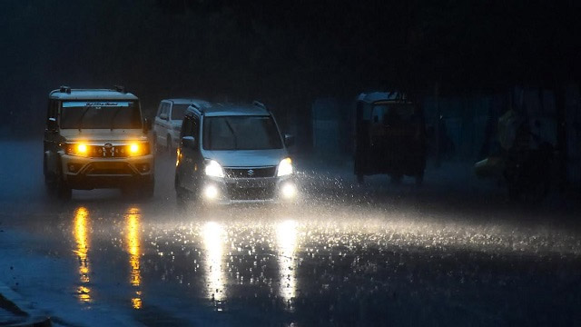 Rain, thunderstorm and gusty wind lashes Bhubaneswar late night
