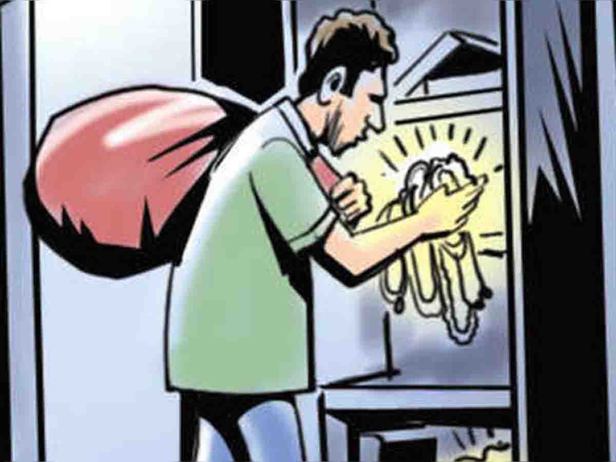 Bank cashier ate crores of rupees, police is not taking action in this matter
