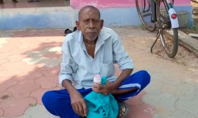 Keonjhar: Elderly man stages protest, Threatens to consume poison over Old Age Pension woes