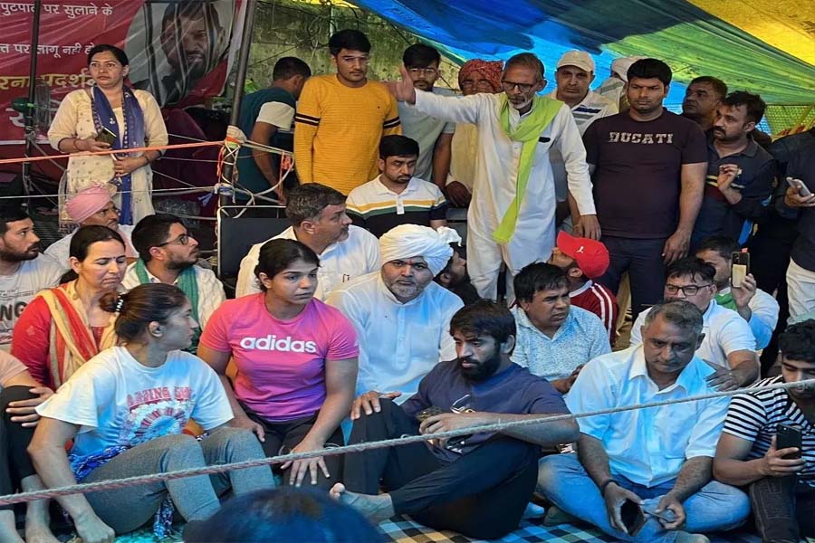 Wrestlers protesting at Jantar Mantar offer to return their medals