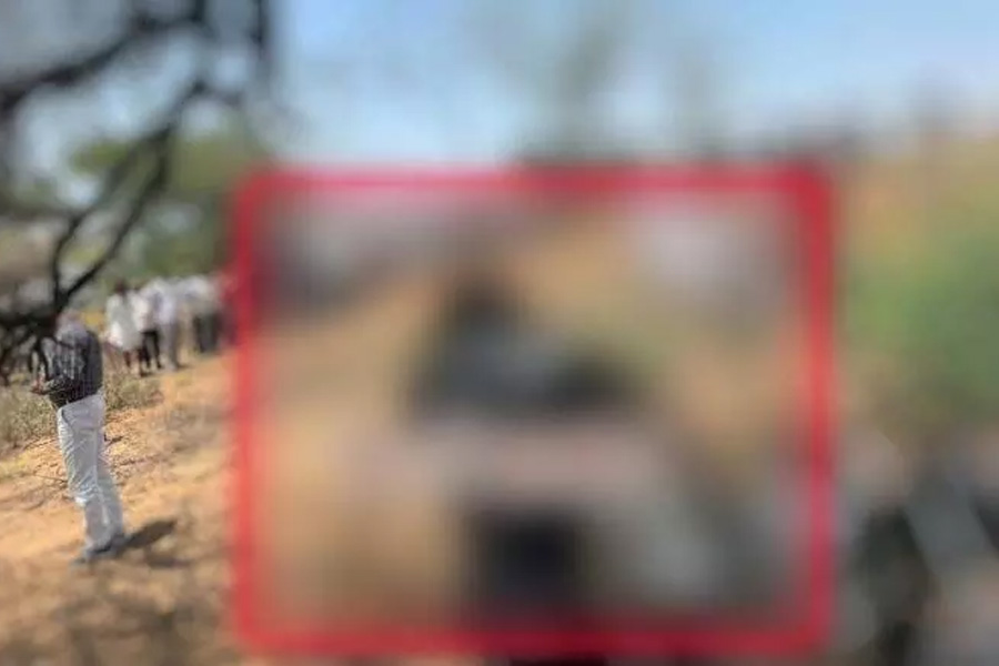 6 days old dead body found hanging on acacia tree, villagers upset due to stench