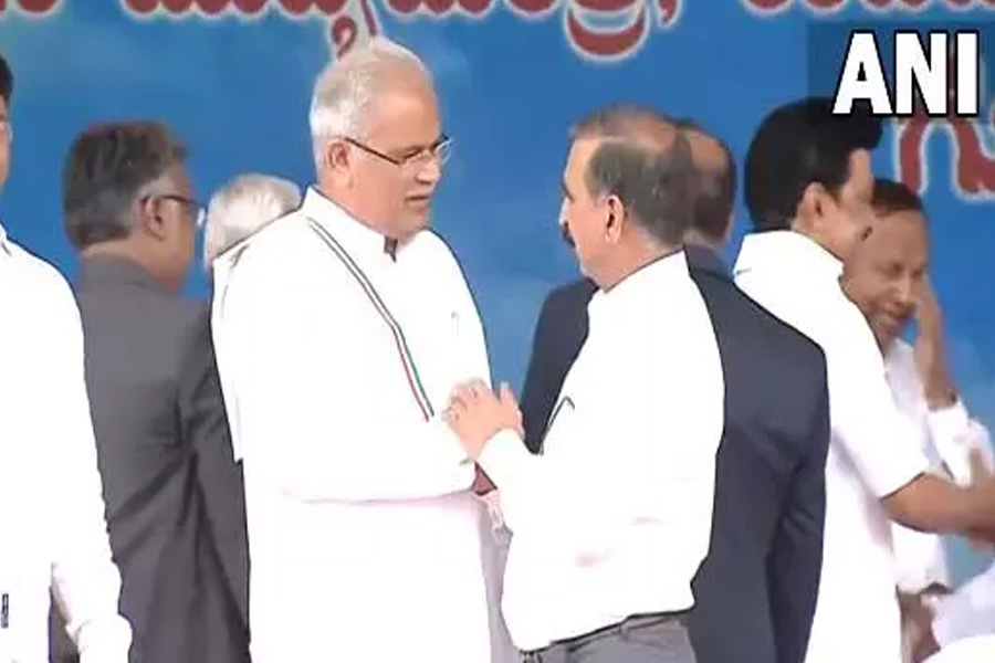 CM Bhupesh Baghel reached the swearing-in site of Karnataka