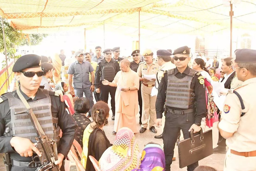 CM Yogi heard the problems in Janata Darshan, gave them to the officials for redressal