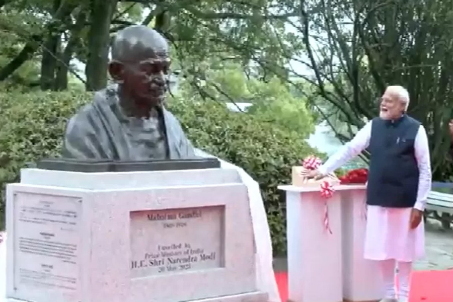 Prime Minister unveils Mahatma Gandhi Bust in Hiroshima