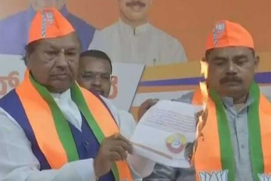Bajrang Dal row rages in Karnataka; Eshwarappa burns Congress manifesto, Kharge retaliates