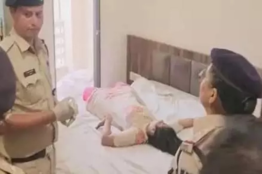 The dead body of the newly married woman was found in the closed room of the hotel, the police were also surprised