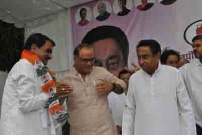 Baijnath Yadav, close to Scindia, joined hands with Congress with supporters