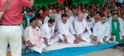 Joint sit-in of the grand alliance at the block headquarters of Bihar against the policies of the Modi government