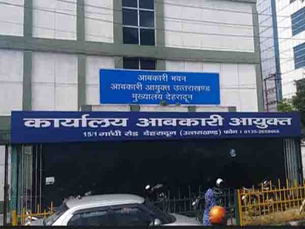 To avoid trouble in Uttarakhand, the Excise Department got 6 small employees suspended