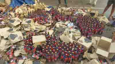 People steal beer bottles after truck overturns in Andhra