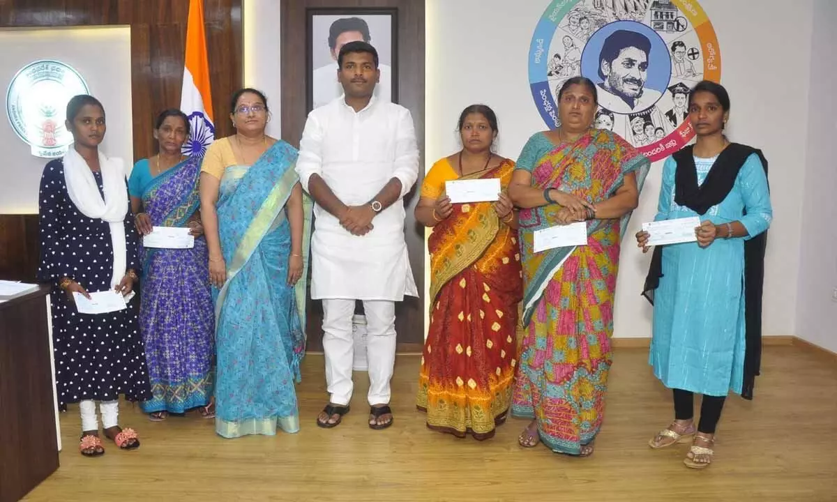 Financial assistance to the families of the fire victims