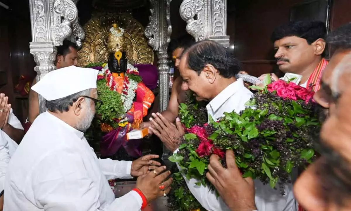 CM KCR worshiped at Lord Vithoba temple in Pandharpur