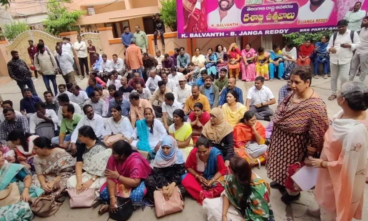 Contract assistant professors of Telangana universities protest at education minister’s house
