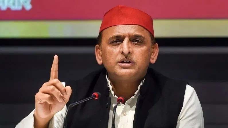 Akhilesh explained the meaning of PDA, appealed to leave party politics and join