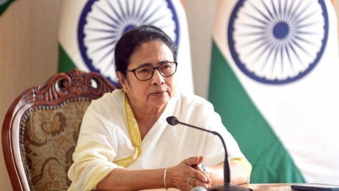 Bengal Governor calls up Mamata after emergency landing