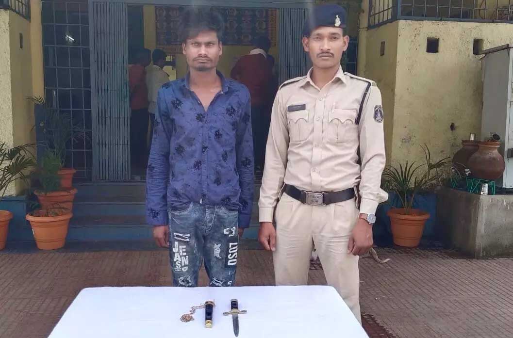 Arrested miscreant roaming with knife in Urla