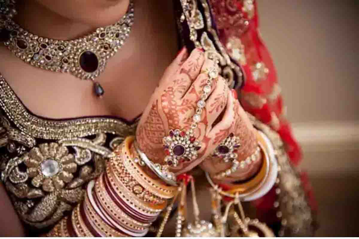 Newly bride shocked after 10 days of marriage, ransacked with jewelry