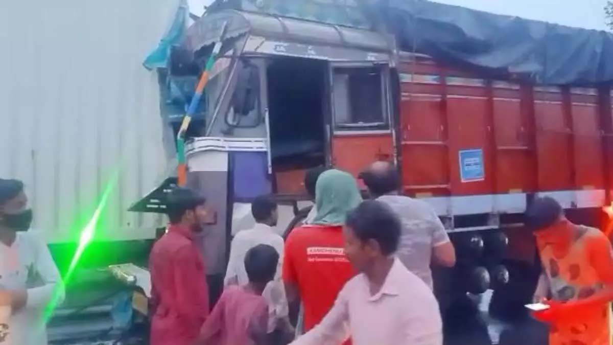 Heavy collision between container and truck, driver died on the spot