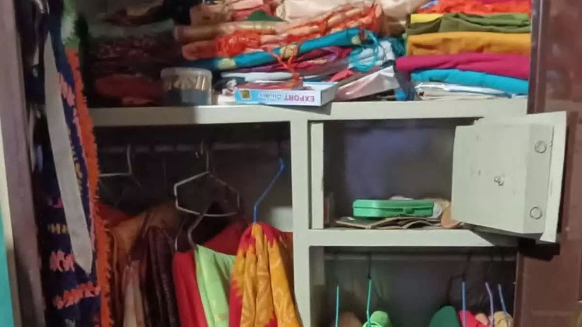 96 thousand stolen in an empty house, police started investigation