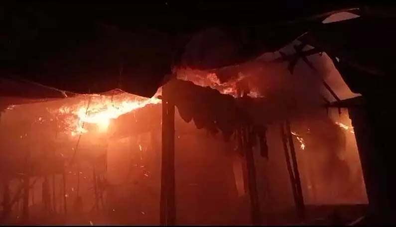 Fierce fire broke out in the market stalls