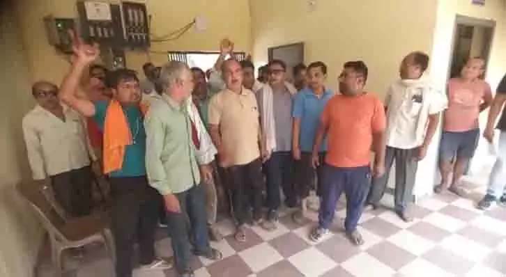 Huge resentment among Gumti traders, raised slogans against the administration