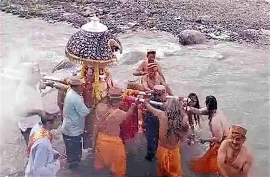 Deity Bhalti Narayan performed royal bath at Beas-Parvati confluence site in Jia, Bhuntar