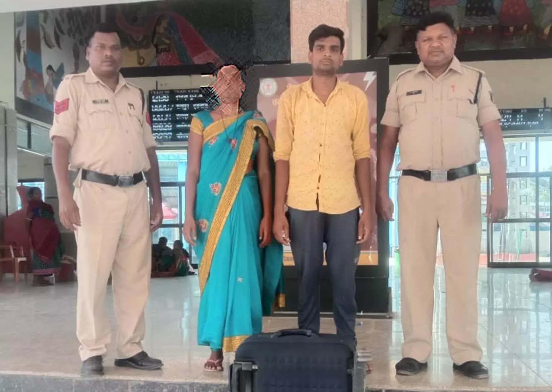 Was wandering here and there, the police took the weak woman to her relatives