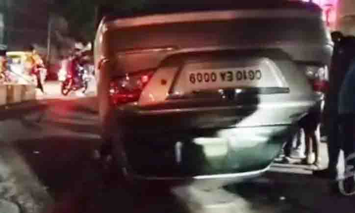 Car collided with divider, condition of 2 people critical