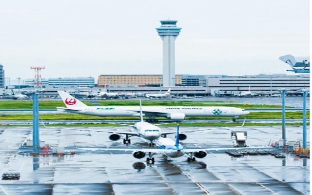 2 passenger planes collide at Tokyo airport