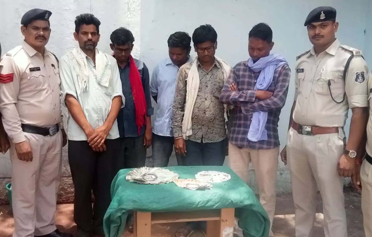 Police arrested 5 gamblers, caught with cash 51 thousand