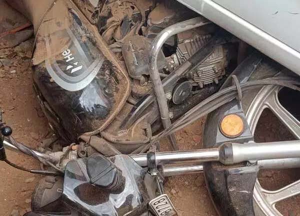 Uncontrollable car wreaks havoc in Gudhiyari, trampled 2 people