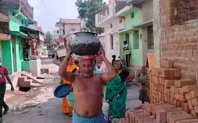 Ward people raging on the officer, yearning for water