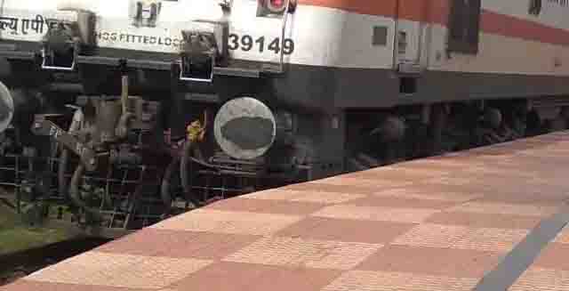 Youth got hit by train, died