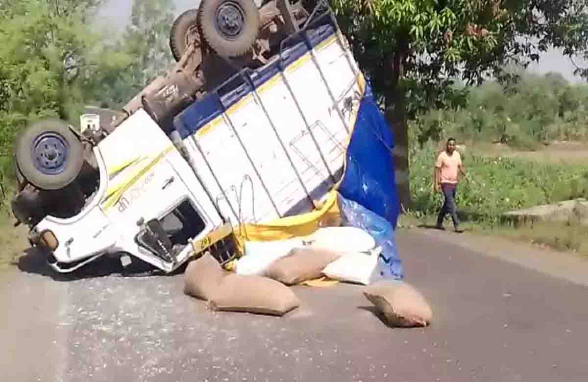 Pickup overturned in the middle of the road, villagers saved the driver’s life