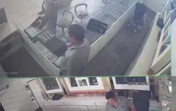 The businessman failed the robbery, the accused ran away leaving the jewelry