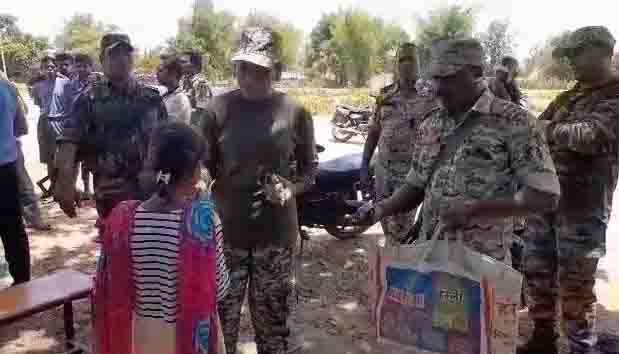 SP Ratna Singh inspected villages adjacent to Maharashtra border