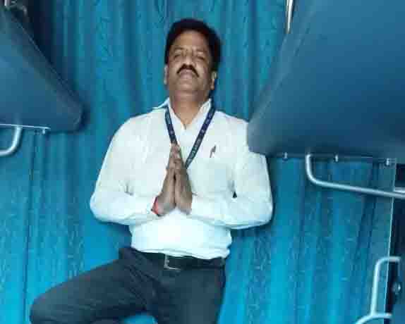 TTE did yoga in moving train